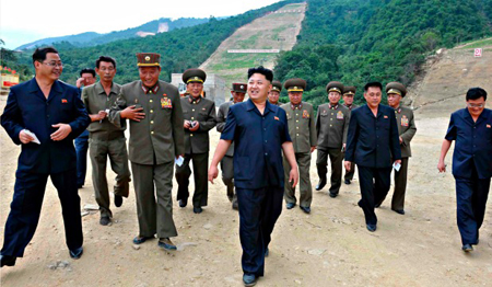 Nhà lãnh đạo Kim Jong-un và các quan chức Triều Tiên thăm công trường xây dựng khu trượt tuyết đèo Masik hồi tháng 8.